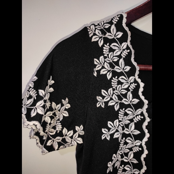 ❌SOLD❌Black & White Embroidered Top 🖤 - Picture 3 of 10